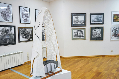 В галерее "Новое пространство" выставили работы 70 художников