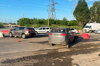 В Самаре водитель иномарки влетел в ограждение и кроссовер