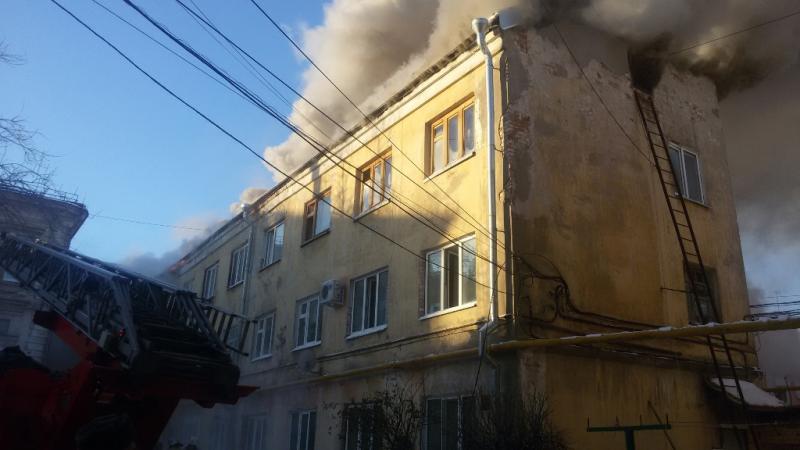 Фоторепортаж: в центре Самары вспыхнул столетний дом