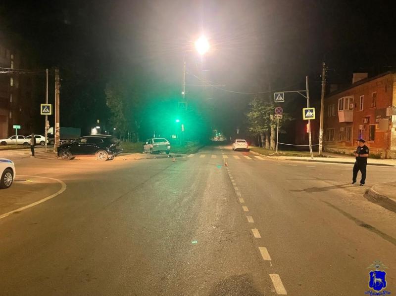 В Самаре на углу улиц Вольской и Ново-Вокзальной столкнулись Changan и "четырнадцатая"