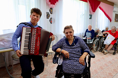Концерт для ветеранов: самарские нефтяники привезли праздник в дом престарелых в Чапаевске