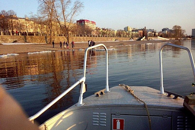 В Самаре с дрейфующей по Волге льдины спасли подростков