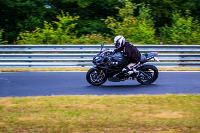 В Самарской области мотоциклист врезался в дверь иномарки
