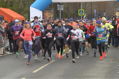 Порядка 1 500 человек вышли на старт забега "В беге мы едины" в Самаре