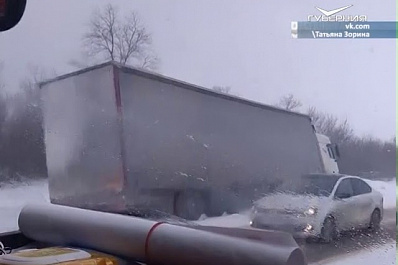 Несколько фур под Сызранью вылетело с дороги