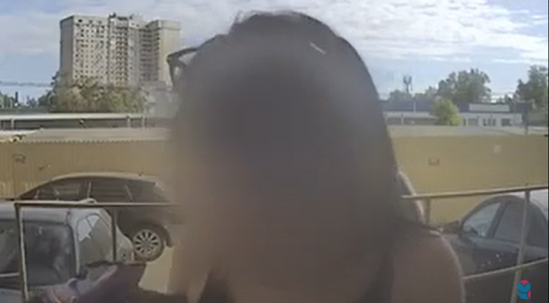 Эксклюзив: женщину, уронившую дочь с балкона, сняли на видео за несколько минут до трагедии