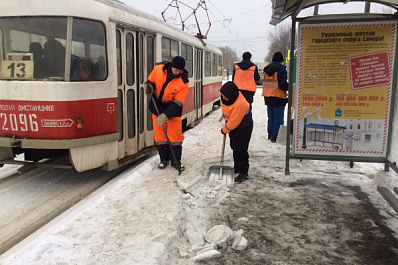 Ночью улицы Самары от снега очищали сотни спецмашин