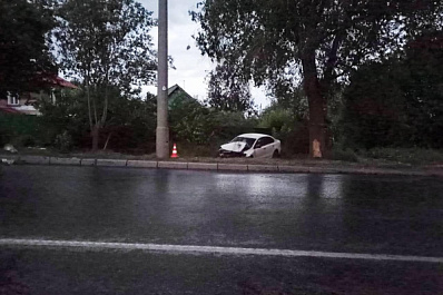 В Самаре на улице Промышленности иномарка протаранила столб