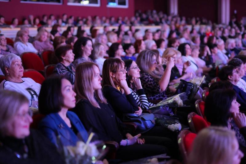Вячеслав Федорищев наградил заслуженных жительниц Самарской области по случаю Международного женского дня