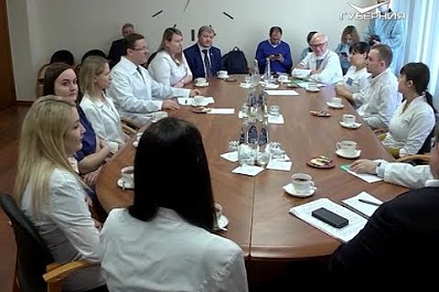 Дмитрий Азаров встретился с тольяттинскими врачами, которые лечат пациентов с коронавирусом