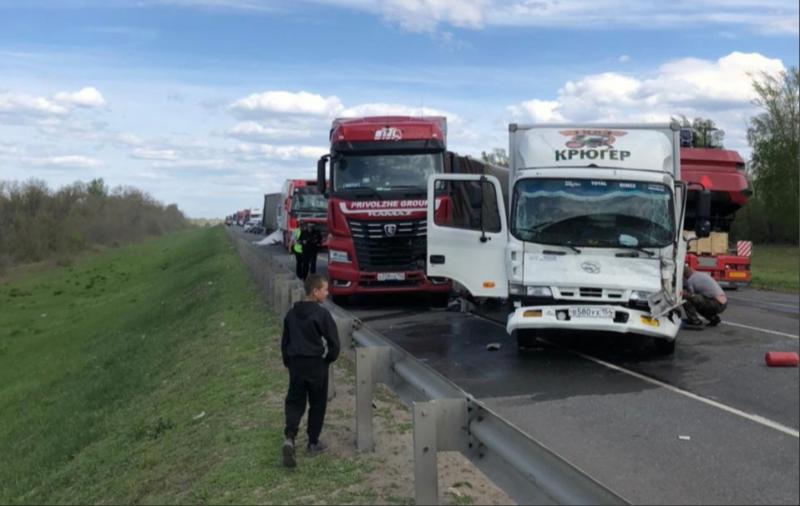 Массовая авария с 6 грузовиками произошла на трассе М5 в Самарской области