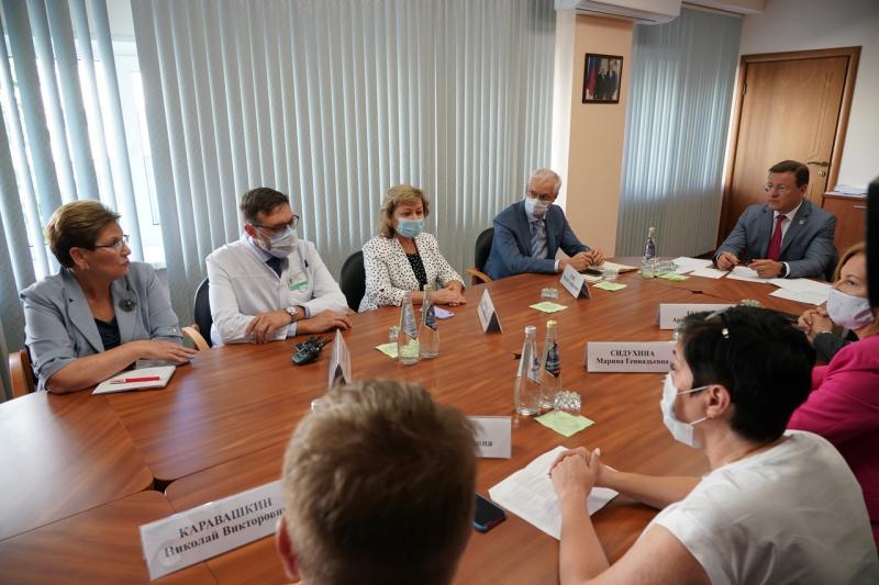 Дмитрий Азаров инициировал дополнительные выплаты всем медикам госучреждений Самарской области