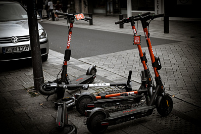 Владельцев электросамокатов могут обязать получать права