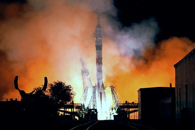 Дмитрий Азаров поздравил самарского космонавта с новым рекордом