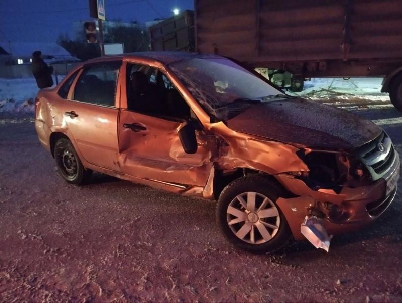 В Безенчуке 23 февраля легковушка столкнулась с КамАЗом