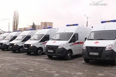 Дмитрий Азаров вручил областным медикам ключи от 15 новых машин скорой помощи