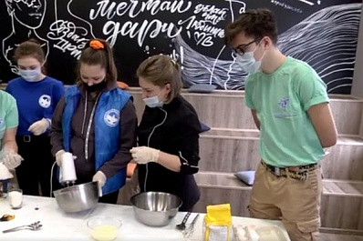 Волонтеры акции "Мы вместе" приготовили сладкие угощения для пожилых самарцев