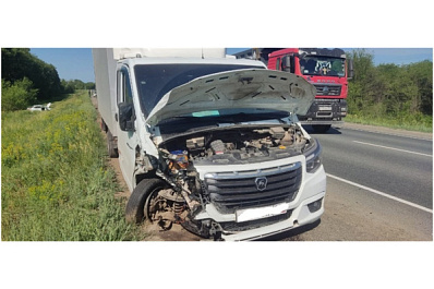 В Самарской области на трассе грузовик врезался в "Гранту"