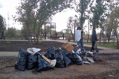 В новом парке на озере Крымское в Кинеле убрали бытовой и строительный мусор 