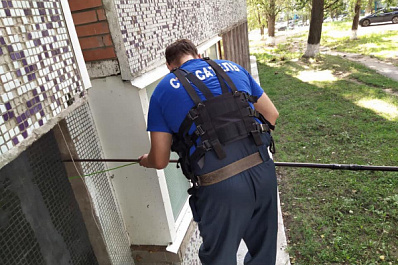 В Тольятти спасатели достали измученную кошку из бетонных швов