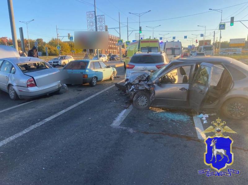 В Самаре на Московском шоссе столкнулись четыре легковушки