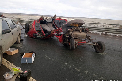 Фото: после ДТП на М5 автомобиль разорвало на части