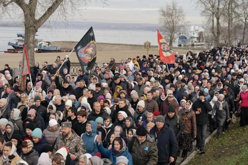 Губернатор Вячеслав Федорищев принял участие в крестном ходе в Самаре