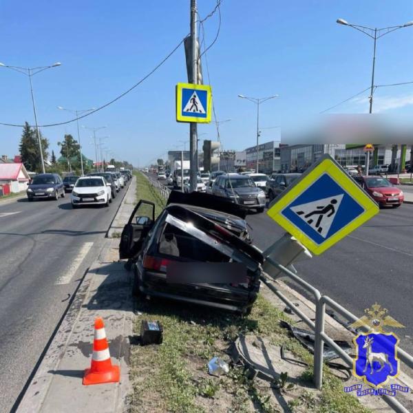 В Самаре водитель врезался в знак из-за открытого капота