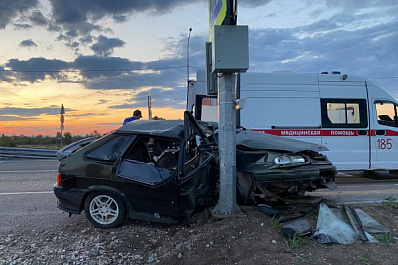 Под Самарой легковушка влетела в светофор