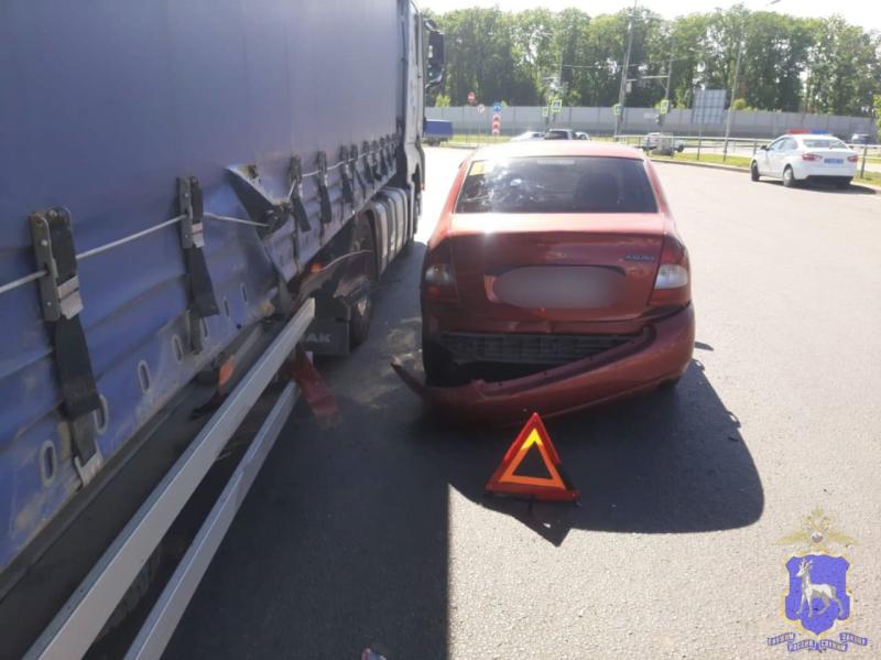 На Московском шоссе в Самаре фура "притерла" легковушку