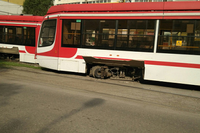 Трамвай № 13 сошел с рельсов в Самаре в час пик