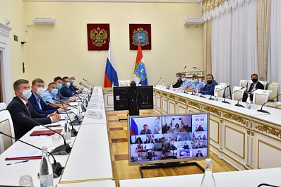 Дмитрий Азаров: "Жесткий ежедневный контроль по всем проблемным стройкам должен быть сейчас"