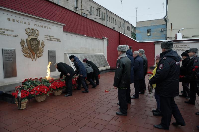 Жизнь за других: в Самаре почтили память погибших на службе полицейских