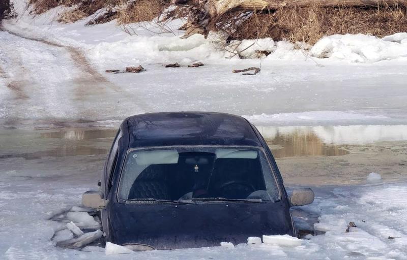 В Самарской области 2 марта легковушка с детьми провалилась под лед