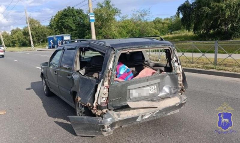 Пострадал пешеход: в Тольятти фура протаранила две легковушки на светофоре