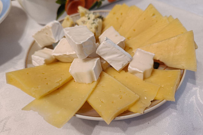 Не весь сыр успел съесть: в Тольятти мужчина обокрал продуктовый магазин