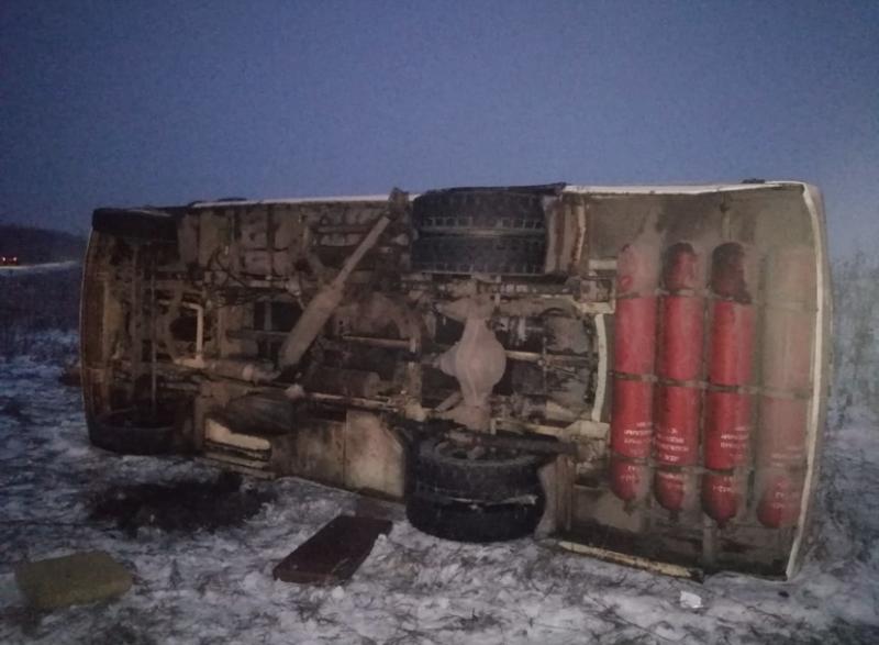 Съехал в кювет и перевернулся: в Самарской области в ДТП с вахтовым автобусом пострадали 14 человек 