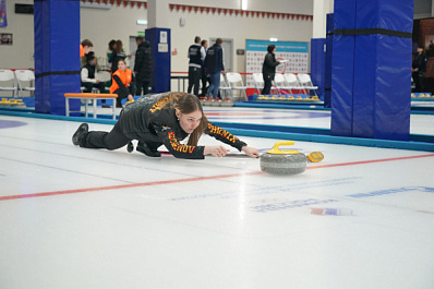 Во Дворце спорта имени Высоцкого проходят два турнира по керлингу