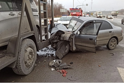 Погиб водитель: на трассе М5 легковушка столкнулась с грузовиком