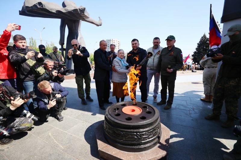 "Единая Россия" зажгла Вечные огни в Мариуполе