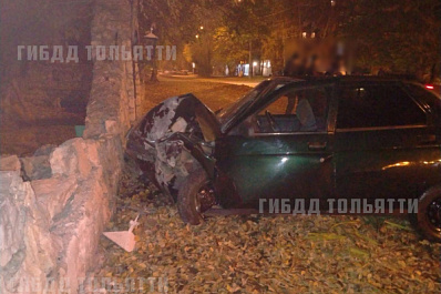В Тольятти пьяный лихач на "десятке" взял на таран бетонный забор
