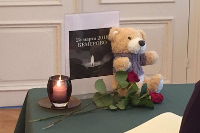 В Страсбурге Дмитрий Азаров возложил цветы в память о погибших в Кемерове