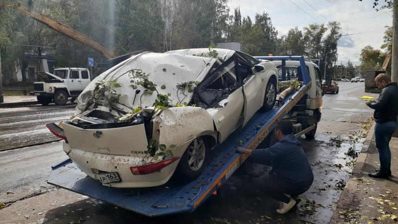 В Самаре огромное дерево рухнуло на машину с водителем