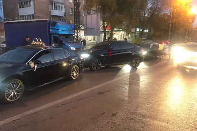 15 нарушений на одну свадьбу: в Тольятти сотрудники ГИБДД остановили сразу весь кортеж