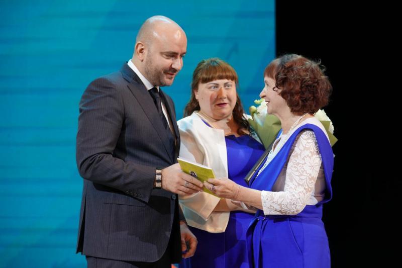 Вячеслав Федорищев наградил лучших учителей Самарской области