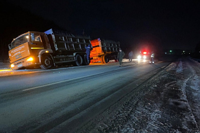 Хотел протереть фары и увяз в сугробе: в Самарской области полицейские помогли водителю КамАЗа выбраться из снежного плена