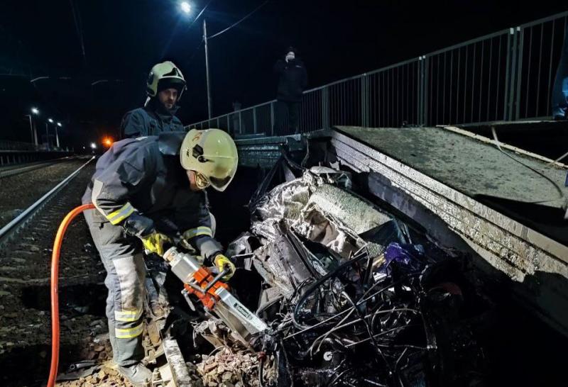 В Самарской области 10 ноября грузовой поезд врезался в ВАЗ-2114