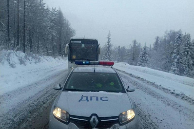 Как вызволяли из снежного плена автобусы с детьми под Сызранью и Челябинском