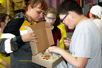 Новокуйбышевский завод масел и присадок подарил ребятам из общественной организации инвалидов "Астрей" новые книги и наборы для творчества