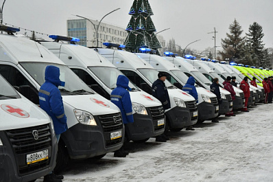 Совершенствование экстренной службы: 25 новых автомобилей скорой помощи переданы в медучреждения региона